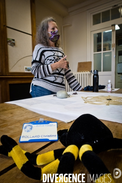 Christine Rollard enseignante chercheuse au Muséum d Histoire naturelle de Paris. Aranéologue. Arachnolologue. Cours auprès des étudiants et désensibilistation auprès d archnophobes.