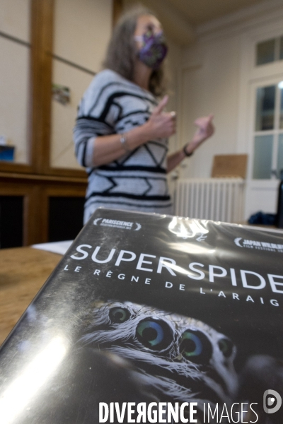 Christine Rollard enseignante chercheuse au Muséum d Histoire naturelle de Paris. Aranéologue. Arachnolologue. Cours auprès des étudiants et désensibilistation auprès d archnophobes.