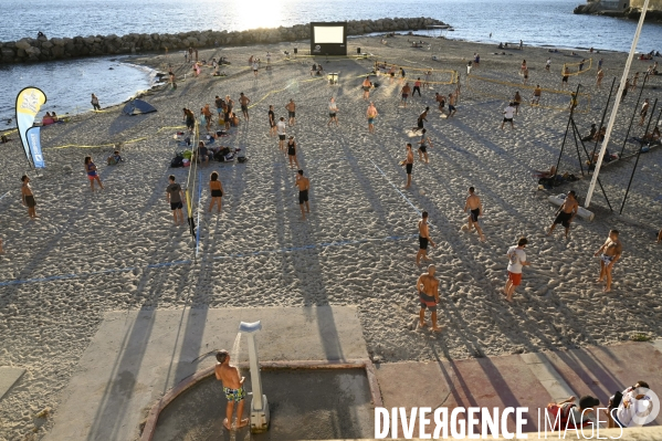 Joueurs de volley ball sur la plage. Volleyball players on the beach.