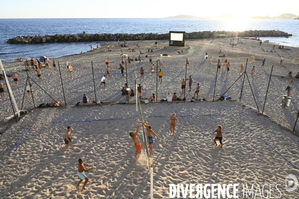 Joueurs de volley ball sur la plage. Volleyball players on the beach.