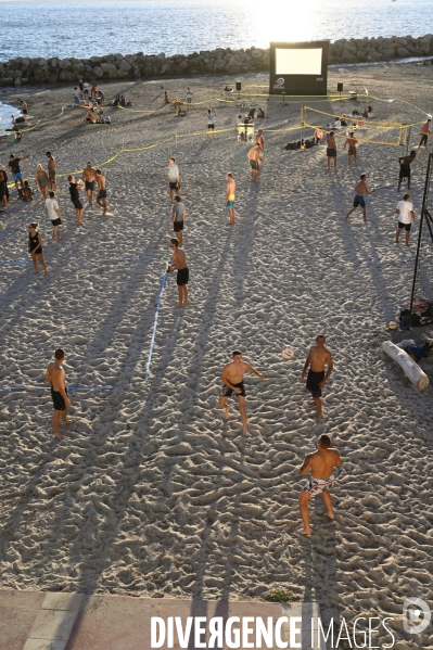 Joueurs de volley ball sur la plage. Volleyball players on the beach.