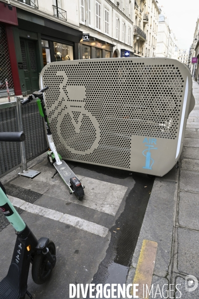 Parking à vélos et trottinettes électriques et parking sauvage. Parkind for bicycles and electic scooter, and free parking.