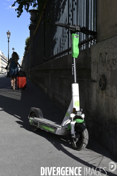 Parking à vélos et trottinettes électriques et parking sauvage. Parkind for bicycles and electic scooter, and free parking.