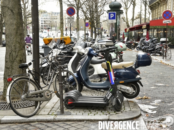 Parking à vélos et trottinettes électriques et parking sauvage. Parkind for bicycles and electic scooter, and free parking.