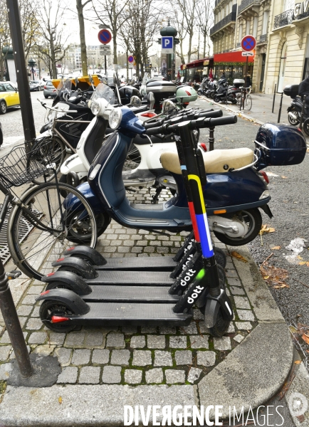 Parking à vélos et trottinettes électriques et parking sauvage. Parkind for bicycles and electic scooter, and free parking.
