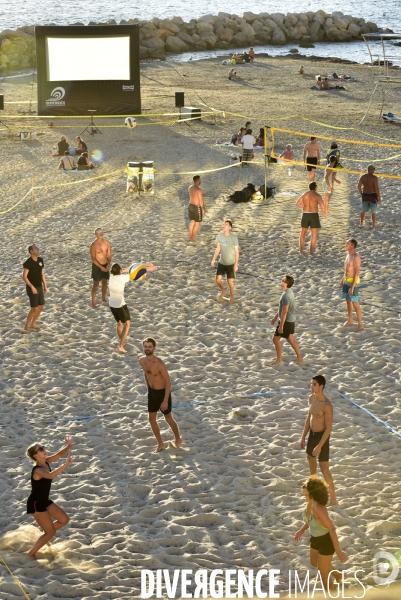 Joueurs de volley ball sur la plage. Volleyball players on the beach.