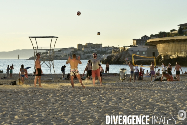 Joueurs de volley ball sur la plage. Volleyball players on the beach.