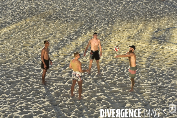 Joueurs de volley ball sur la plage. Volleyball players on the beach.