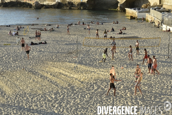 Joueurs de volley ball sur la plage. Volleyball players on the beach.