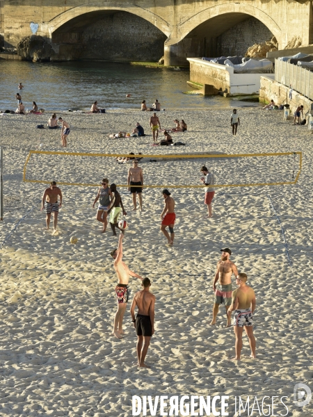 Joueurs de volley ball sur la plage. Volleyball players on the beach.