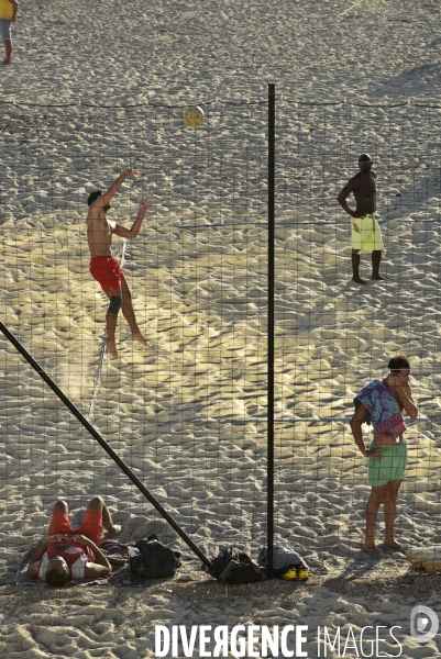 Joueurs de volley ball sur la plage. Volleyball players on the beach.