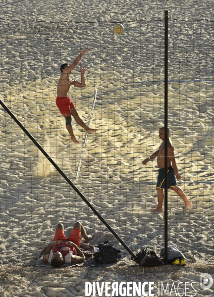 Joueurs de volley ball sur la plage. Volleyball players on the beach.