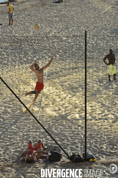 Joueurs de volley ball sur la plage. Volleyball players on the beach.