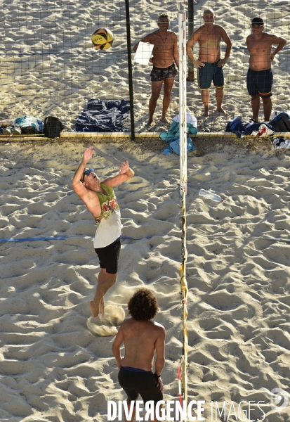 Joueurs de volley ball sur la plage. Volleyball players on the beach.