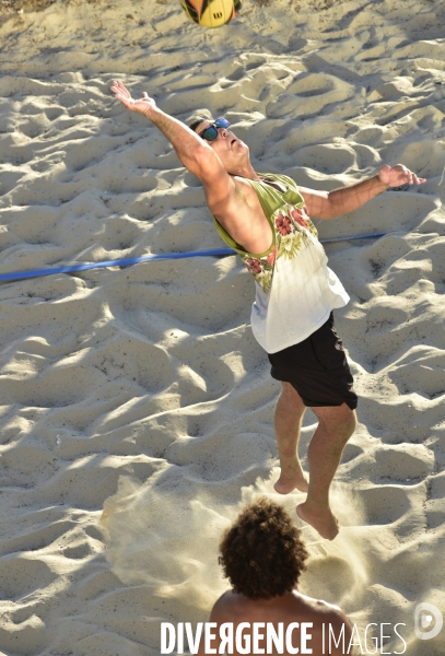 Joueurs de volley ball sur la plage. Volleyball players on the beach.