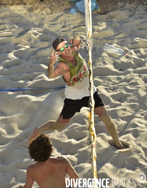 Joueurs de volley ball sur la plage. Volleyball players on the beach.