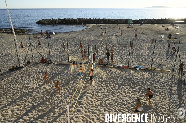 Joueurs de volley ball sur la plage. Volleyball players on the beach.