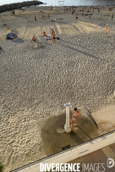 Joueurs de volley ball sur la plage. Volleyball players on the beach.