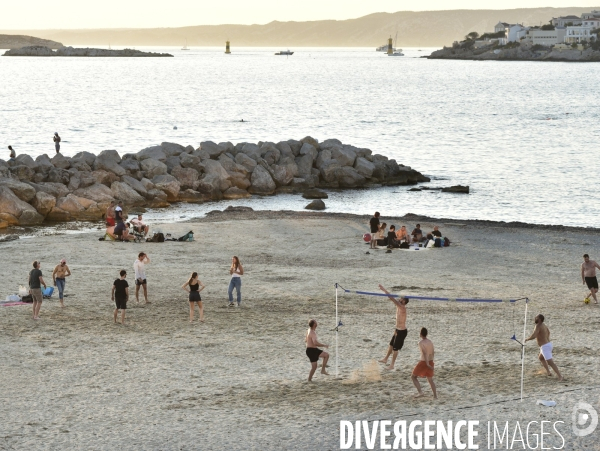 Joueurs de volley ball sur la plage. Volleyball players on the beach.