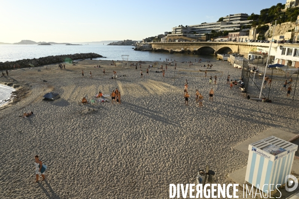 Joueurs de volley ball sur la plage. Volleyball players on the beach.