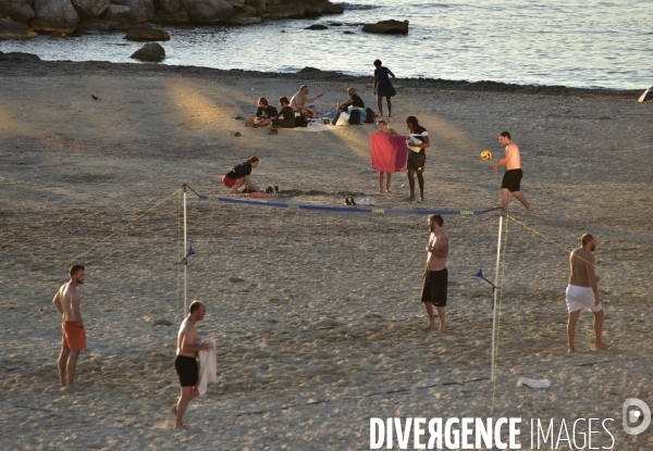 Joueurs de volley ball sur la plage. Volleyball players on the beach.