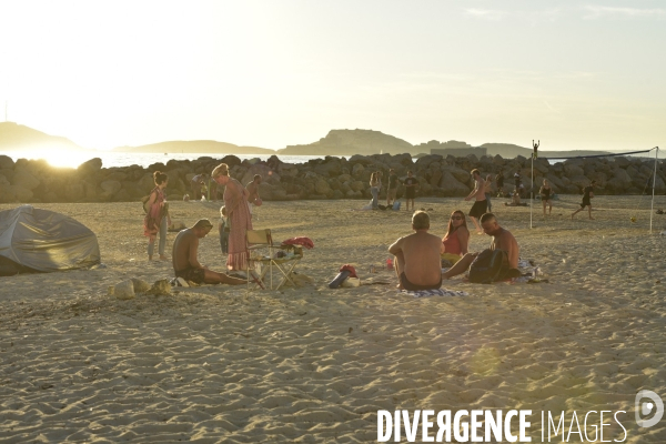 Joueurs de volley ball sur la plage. Volleyball players on the beach.