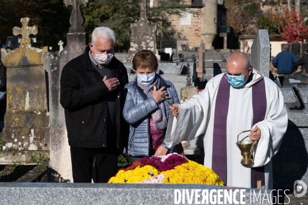 Fêtes catholiques de la Toussaint. Messes et bénédictions.