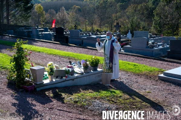 Fêtes catholiques de la Toussaint. Messes et bénédictions.