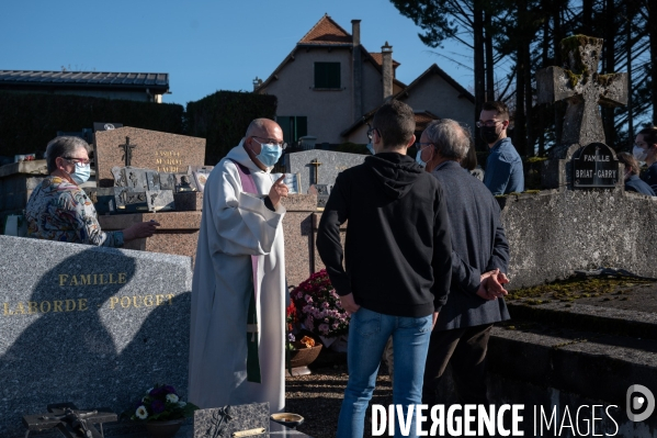 Fêtes catholiques de la Toussaint. Messes et bénédictions.