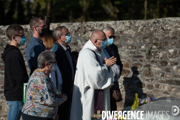 Fêtes catholiques de la Toussaint. Messes et bénédictions.