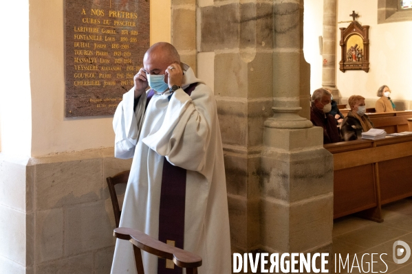 Fêtes catholiques de la Toussaint. Messes et bénédictions.