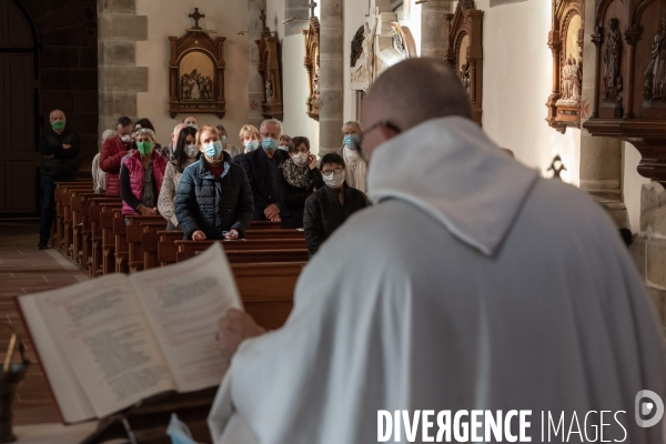 Fêtes catholiques de la Toussaint. Messes et bénédictions.