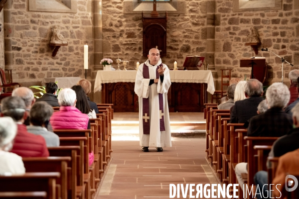 Fêtes catholiques de la Toussaint. Messes et bénédictions.