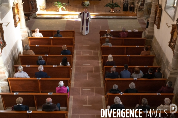 Fêtes catholiques de la Toussaint. Messes et bénédictions.