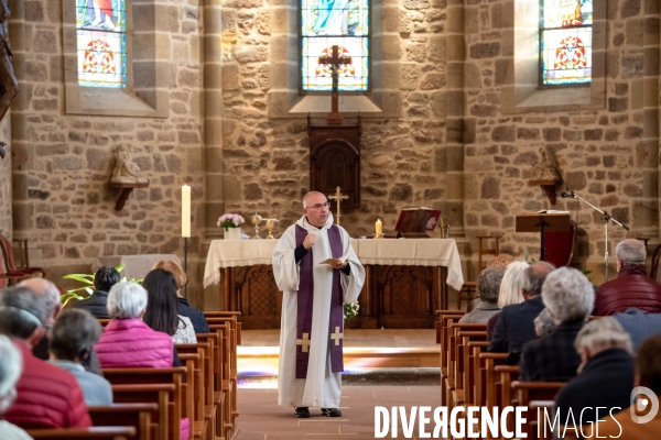 Fêtes catholiques de la Toussaint. Messes et bénédictions.