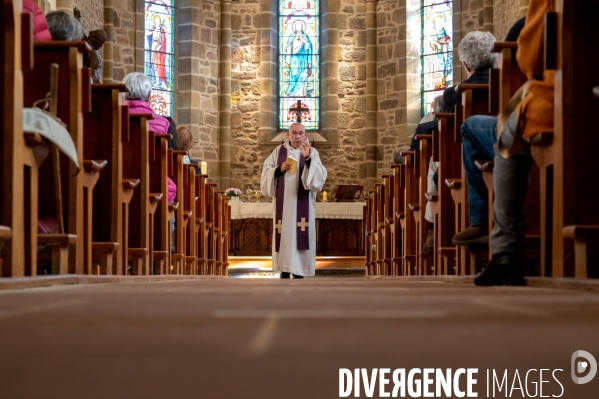 Fêtes catholiques de la Toussaint. Messes et bénédictions.