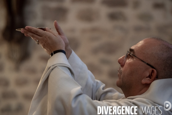 Fêtes catholiques de la Toussaint. Messes et bénédictions.