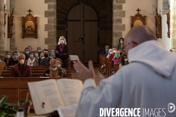 Fêtes catholiques de la Toussaint. Messes et bénédictions.