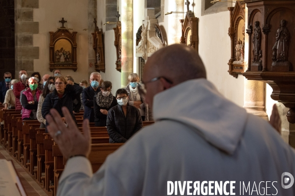 Fêtes catholiques de la Toussaint. Messes et bénédictions.