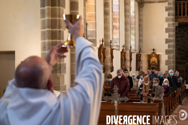 Fêtes catholiques de la Toussaint. Messes et bénédictions.