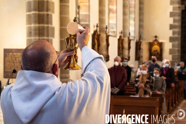 Fêtes catholiques de la Toussaint. Messes et bénédictions.