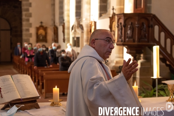 Fêtes catholiques de la Toussaint. Messes et bénédictions.