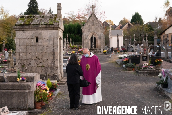 Fêtes catholiques de la Toussaint. Messes et bénédictions.