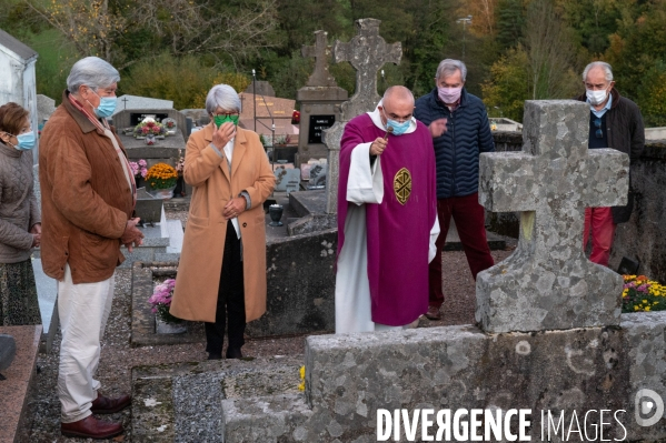 Fêtes catholiques de la Toussaint. Messes et bénédictions.