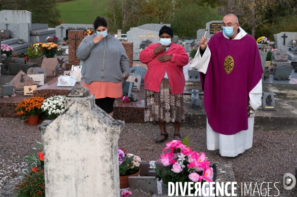 Fêtes catholiques de la Toussaint. Messes et bénédictions.