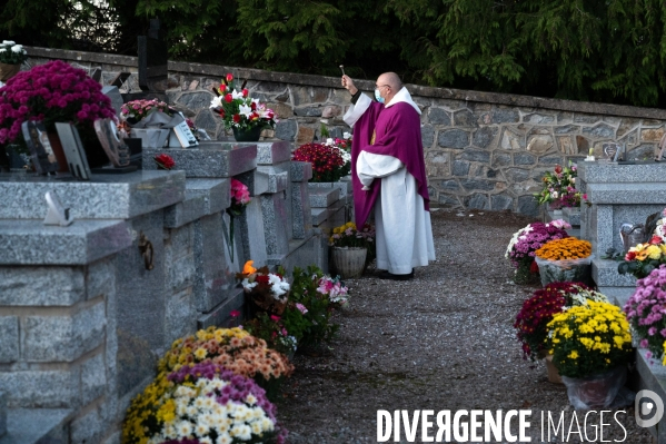 Fêtes catholiques de la Toussaint. Messes et bénédictions.