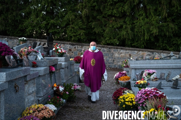 Fêtes catholiques de la Toussaint. Messes et bénédictions.