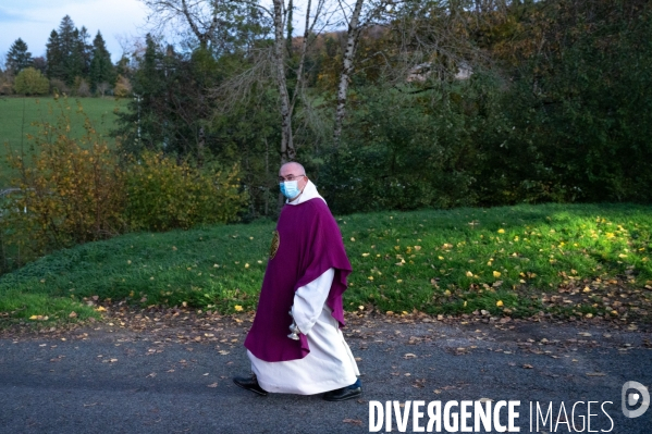 Fêtes catholiques de la Toussaint. Messes et bénédictions.