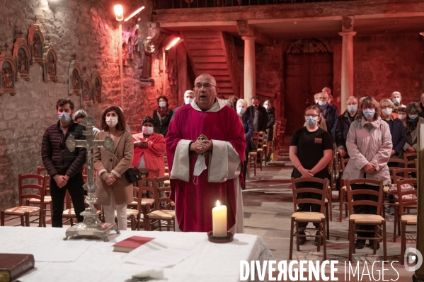 Fêtes catholiques de la Toussaint. Messes et bénédictions.