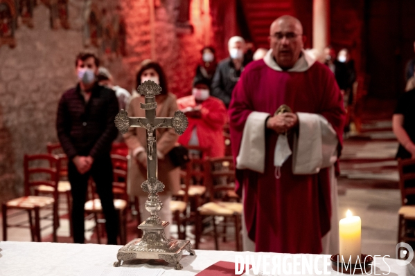 Fêtes catholiques de la Toussaint. Messes et bénédictions.